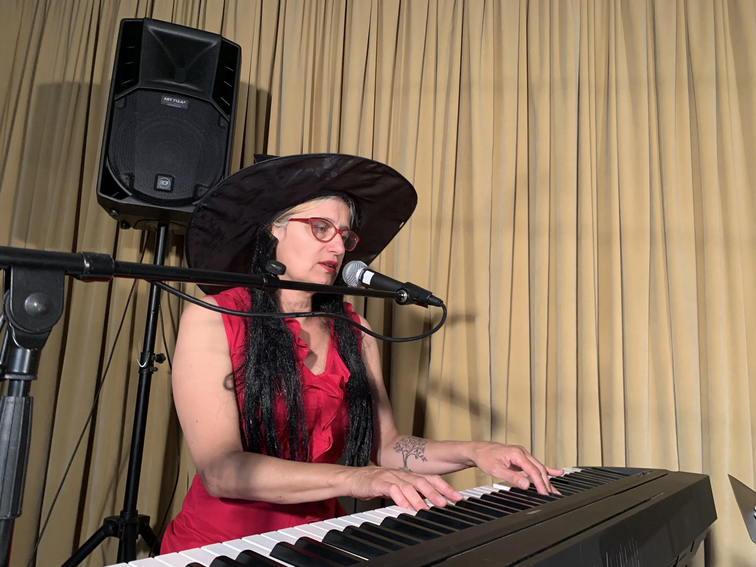 Spectacle La sorcière et le pirate - Séverine Bertru - Le duo Cyr & Sève Séverine Bertru joue au piano durant une représentation du spectacle La sorcière et le pirate