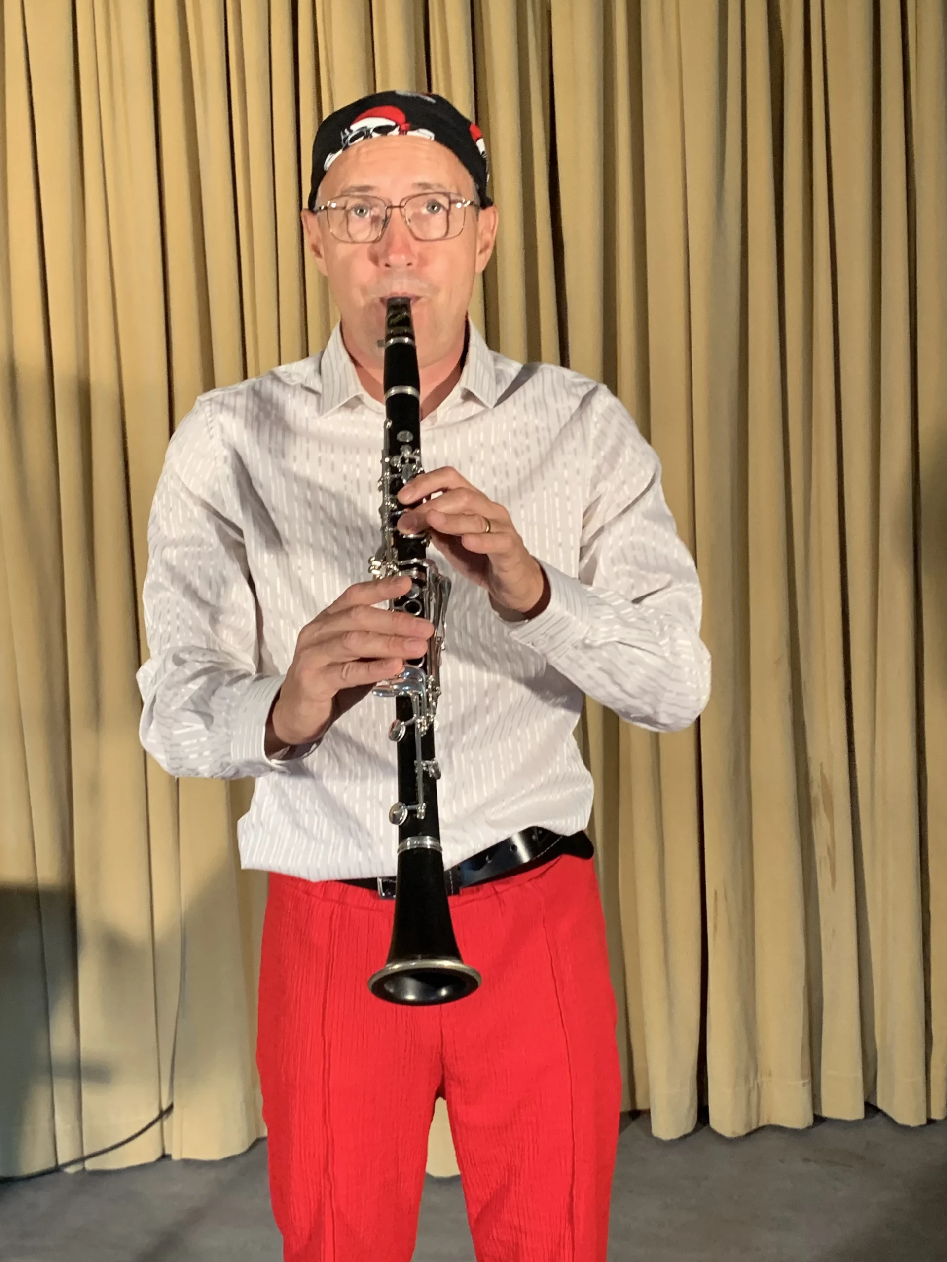 Spectacle pour école élémentaire - Cyril Bertru - Le duo Cyr & Sève Cyril Bertru joue de la clarinette