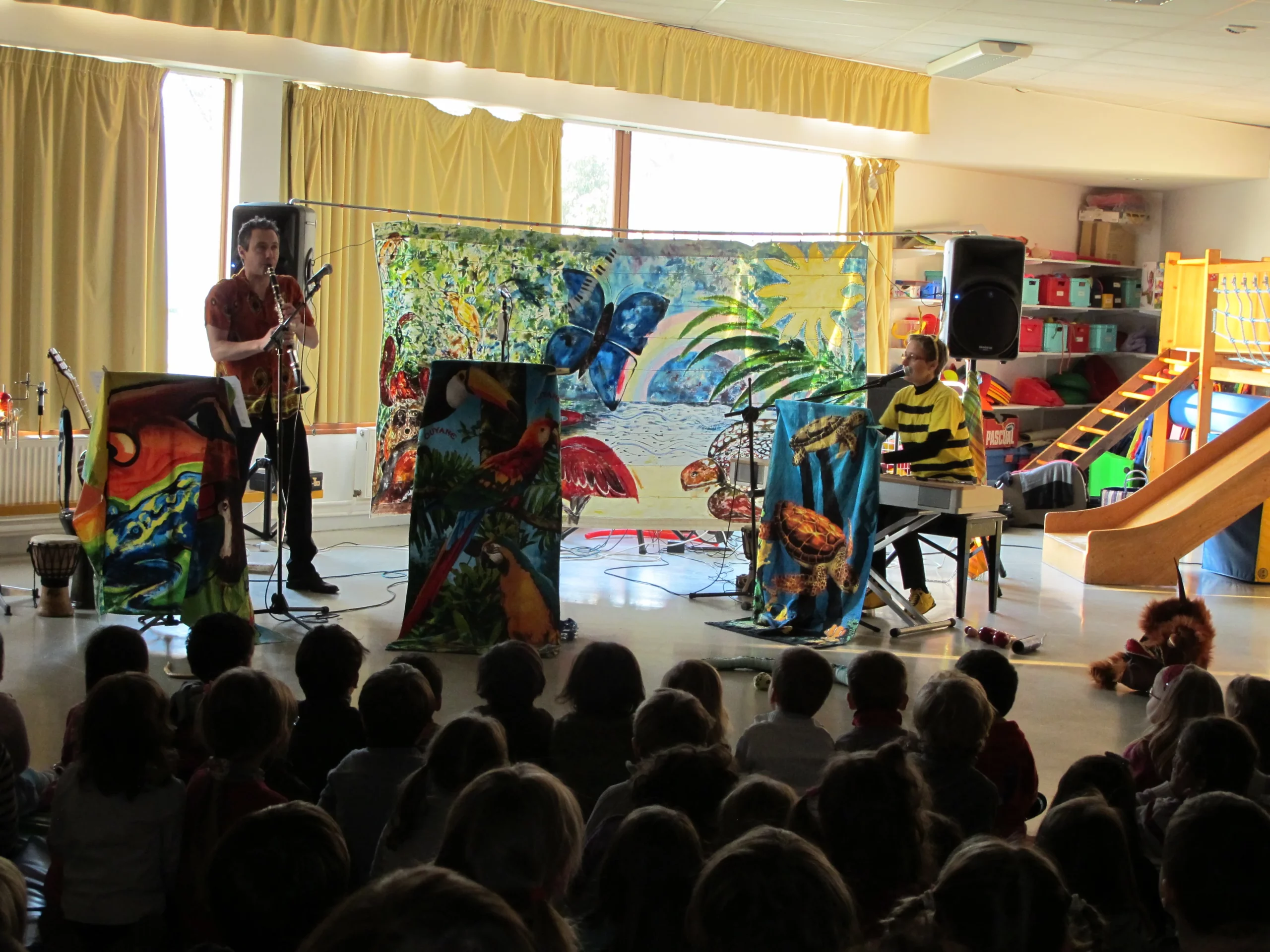 Spectacle pour école maternelle Bretagne - Représentation musicale Séverine et Cyril Bertru en représentation d'un spectacle pour école maternelle